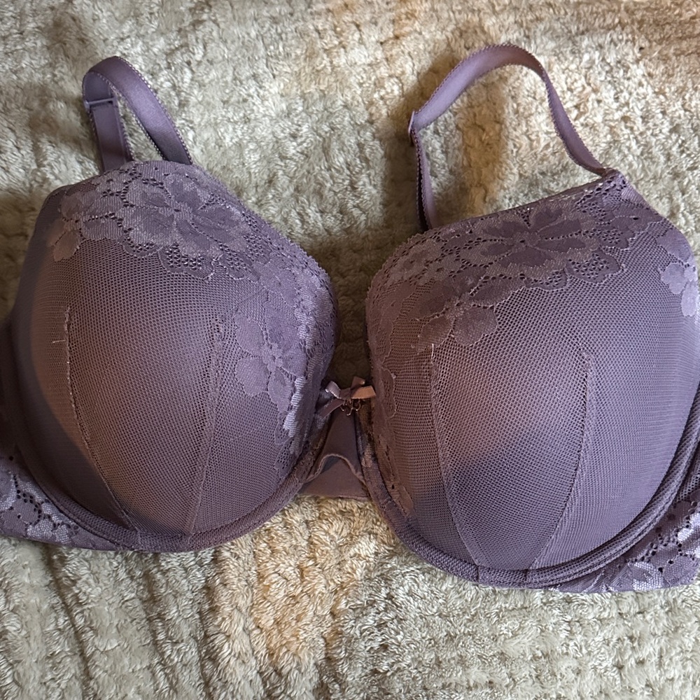 Elegant Lace Underwire Bra in Lavender